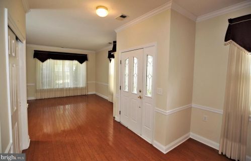 6 Hummingbird Dr, Trenton NJ  08690-3557 exterior