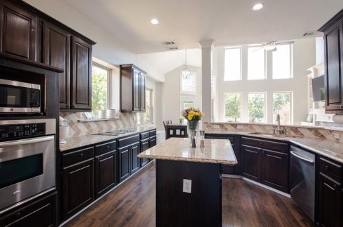 210 Wellington Rd, Irving TX 75063-7201 exterior