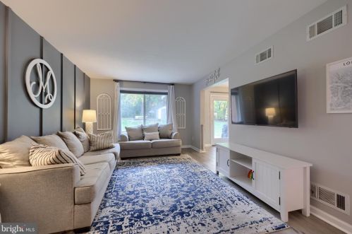 230 Parklawn Ct, Lancaster PA  17601-2660 exterior