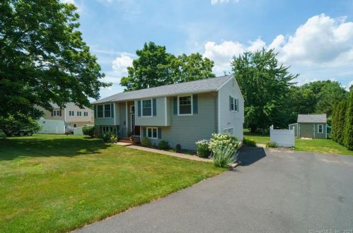 15 Skyline Dr, Wapping, CT 06074-1335