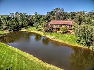 2960 Riverwoods Rd, Bannockburn, IL 60015-1956