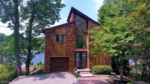 1 Cove Rd, Hopatcong, NJ 07843-1304