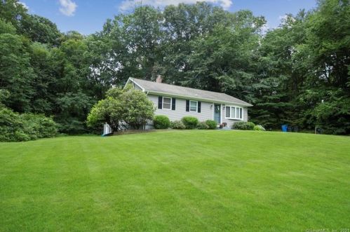 52 Karen Dr, Upper Stepney, CT 06468-1304