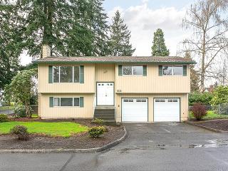 8121 Cypress Ave, Portland OR  97267-3410 exterior