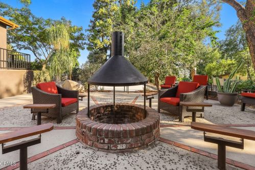 2512 Rockdell St, Glendale CA 91214-2221 exterior