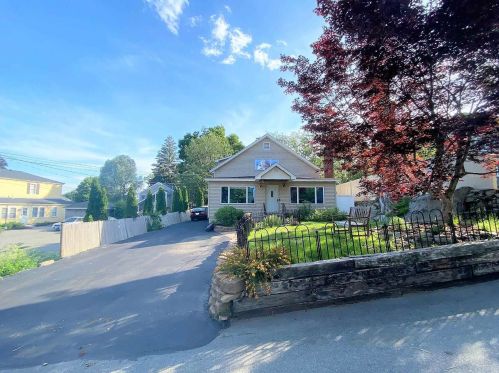 4 Crescent St, Derry, NH 03038-1806