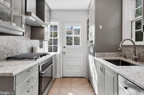 618 Wayne Ave, Silver Spring MD  20910-5556 exterior