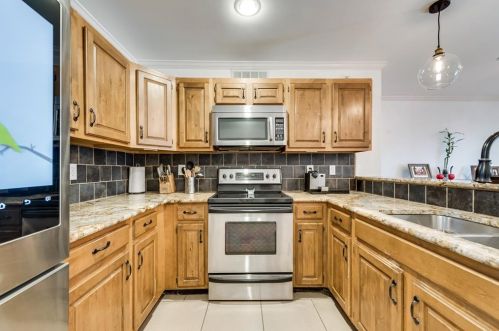 10914 Giddings Cir, Dallas TX  75238-2950 exterior