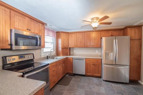 13 Harvey Rd, Londonderry, NH 03053-7412
