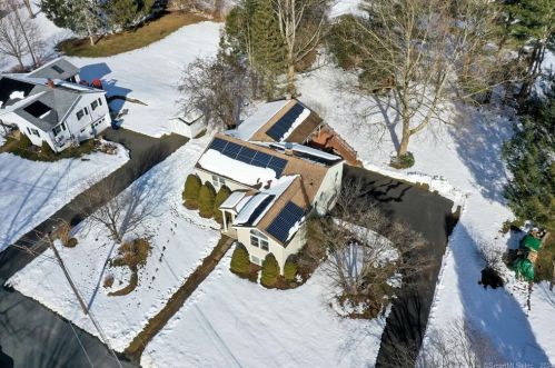 10 Esther Dr, Middlefield, CT 06455-1105
