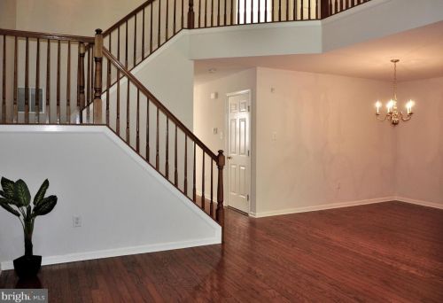8 Burr Dr, Princeton NJ  08540-1950 exterior