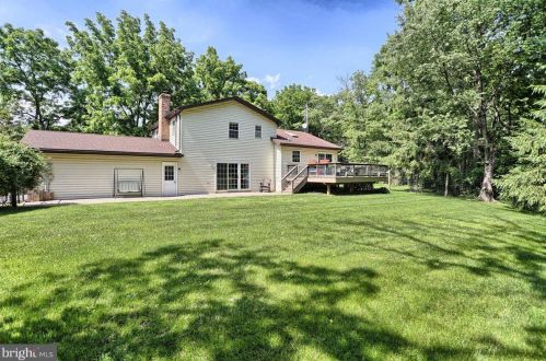 2122 Walnut Bottom Rd, Carlisle PA 17015-9122 exterior