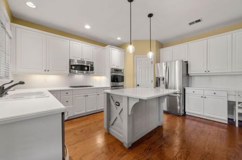 1075 Queensgate Dr, Smyrna GA  30082-6400 exterior