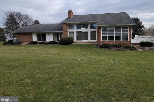 1004 Stonemanor Dr, Lancaster, PA 17603-9785