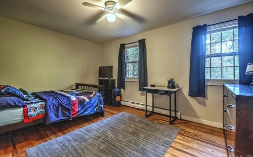 8 Captains Watch, Huntington CT  06484-5914 exterior