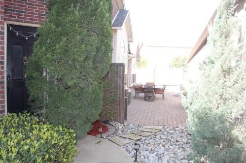 8015 Dogwood Ln, Irving, TX 75063-7287