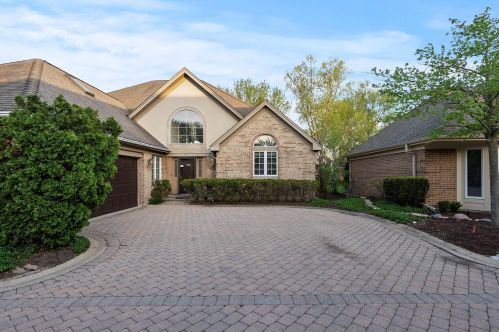 341 Rivershire Ct, Half Day, IL 60069-3823
