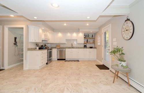 2 Hampshire Ln, Londonderry, NH 03053-3228