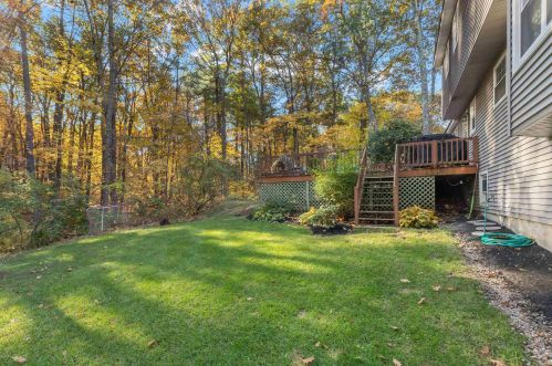 8 Spruce St, Londonderry, NH 03053-3708