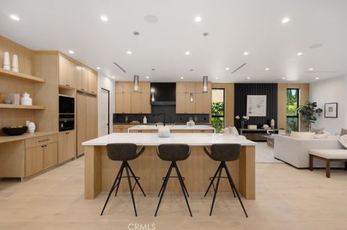 15442 Camarillo St, Van Nuys CA  91403-1039 exterior
