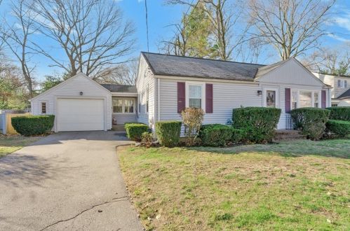 40 Gillan Ave, Warwick, RI 02886-3104