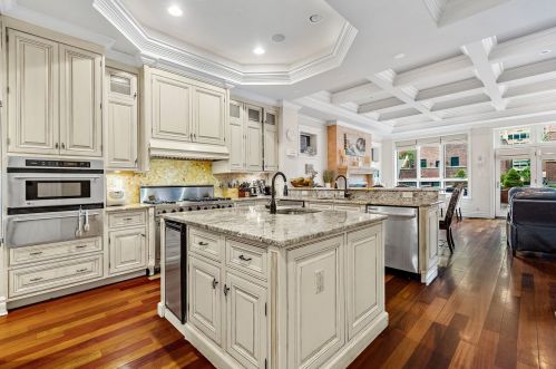 332 Oakdale Ave, Chicago, IL 60657-5635