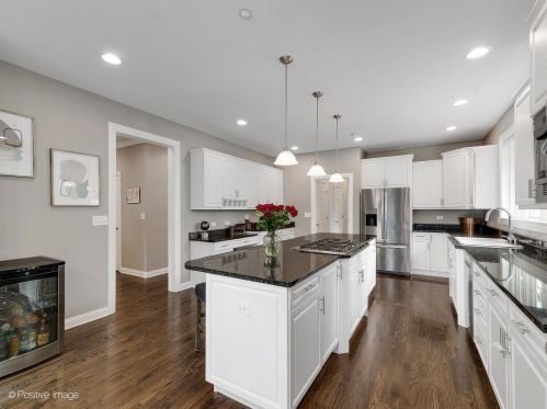 330 55th St, Willowbrook IL  60514-3015 exterior