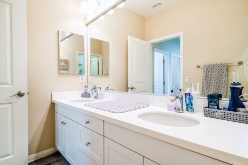 54 Rembrandt, Irvine CA  92620-7314 exterior