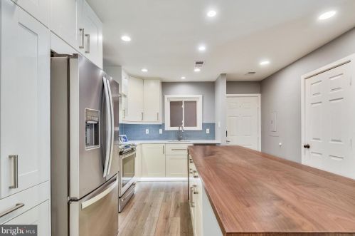2813 Lee Oaks Ct, Falls Church, VA 22046-7336