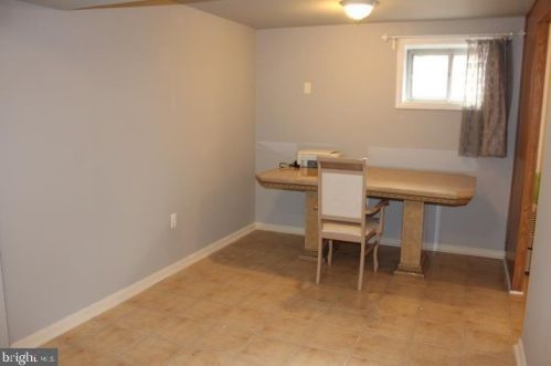6820 Rolling Rd, Springfield VA  22152-3303 exterior