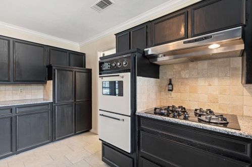 1801 Kensington Dr, Carrollton TX 75007-2463 exterior