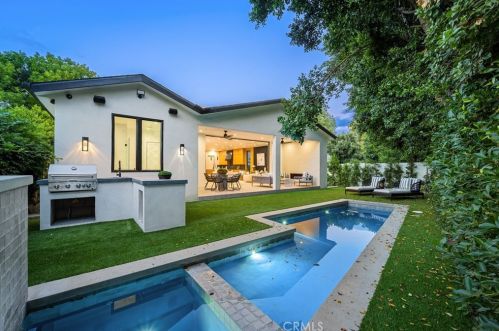 15442 Camarillo St, Van Nuys CA  91403-1039 exterior