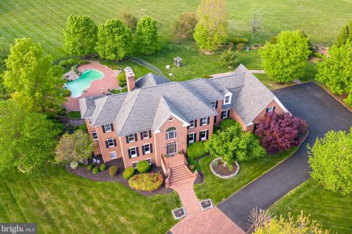 22697 Hillside Cir, Leesburg, VA 20175-6469