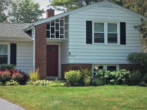 1229 Holly Ln, Bannockburn, IL 60015-2850