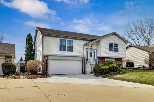 9 Plum Tree Ct, Streamwood, IL 60107-1922
