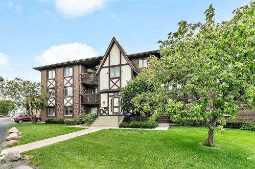 10562 Palos Pl, Palos Hills, IL 60465-1955