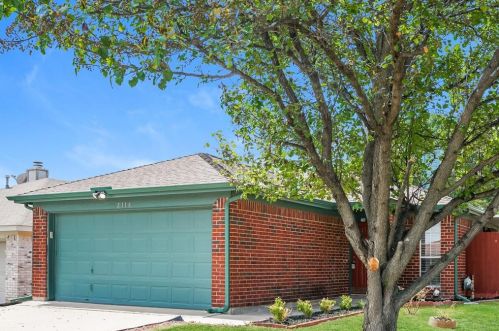 2116 Rolling Creek Run, Fort Worth TX  76108-4936 exterior