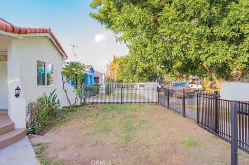 8957 Garden View Ave, South Gate, CA 90280-2826