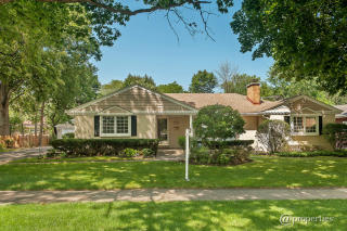 1889 Bosworth Ln, Northfield, IL 60093-3210
