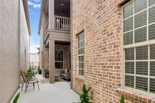 2240 Longwood Dr, Carrollton TX 75010-4911 exterior