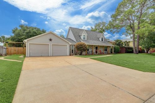 645 Flamingo Dr, Taylor Lake Village, TX 77586-1809