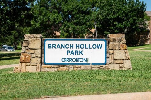 1917 Middle Gln Dr, Carrollton TX 75007-2418 exterior