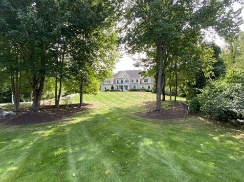 5 Vanessa Ln, Stratham, NH 03885-4433