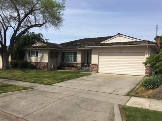 670 Robinwood Ln, Fresno, CA 93704-1922