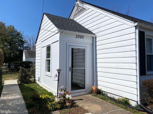 3220 Blundell Rd, Falls Church, VA 22042-3821
