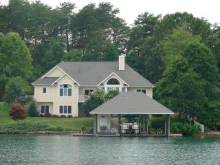 208 Needlewood Dr, Huddleston, VA 24104-2801