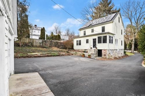 8 Scott Rd, Greenwich CT  06831-2833 exterior