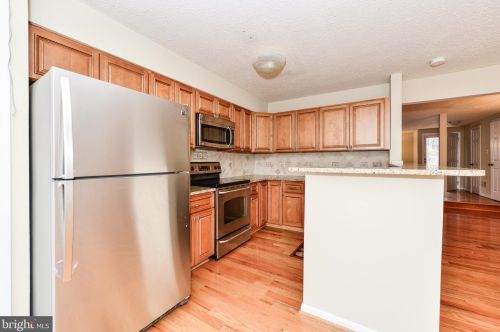 1602 Oak Spring Way, Herndon VA  20190-4915 exterior