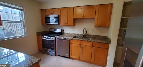 12525 Plymouth Ct, Woodbridge VA  22192-2347 exterior
