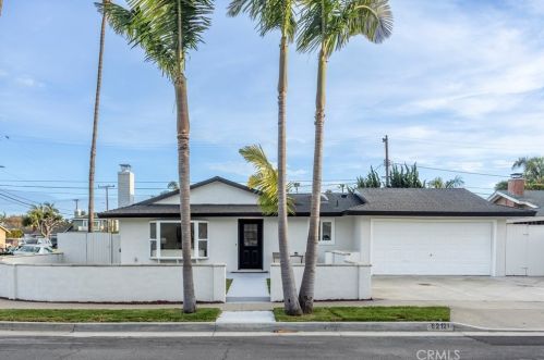 8212 Munster Dr, Huntington Beach CA  92646-5025 exterior